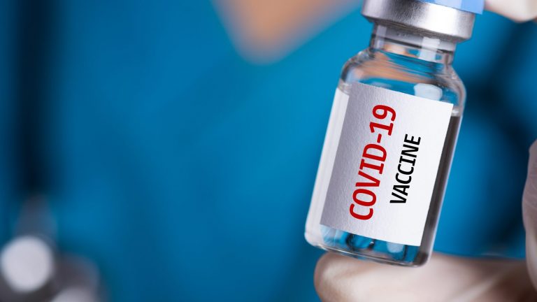 BioNTech susține că vaccinul anti-Covid dezvoltat împreună cu Pfizer nu necesită ”o adaptare împotriva variantelor virusului identificate până acum”, însă se studiază eficacitatea unui nou ser, dar și opțiunea administrării unei a treia doze de vaccin.