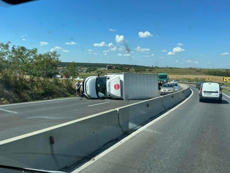 Trafic blocat la Pielești: un vehicul s-a răsturnat pe partea carosabilă